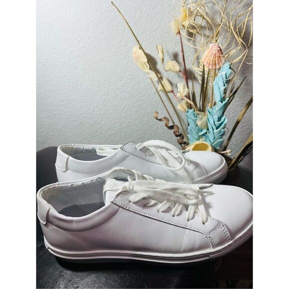 Steve Madden Bolo White Sneaker size 8 - Picture 2 of 4